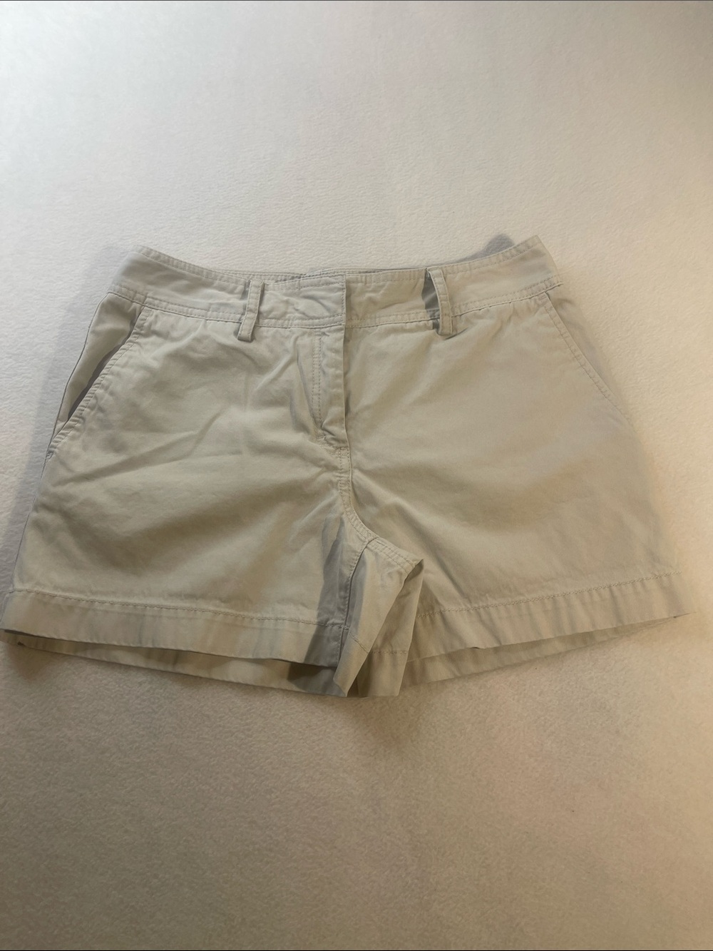 Tommy Hilfiger Beige JANIE FIT WOMENS SIZE 6 Shorts Small spot on back
